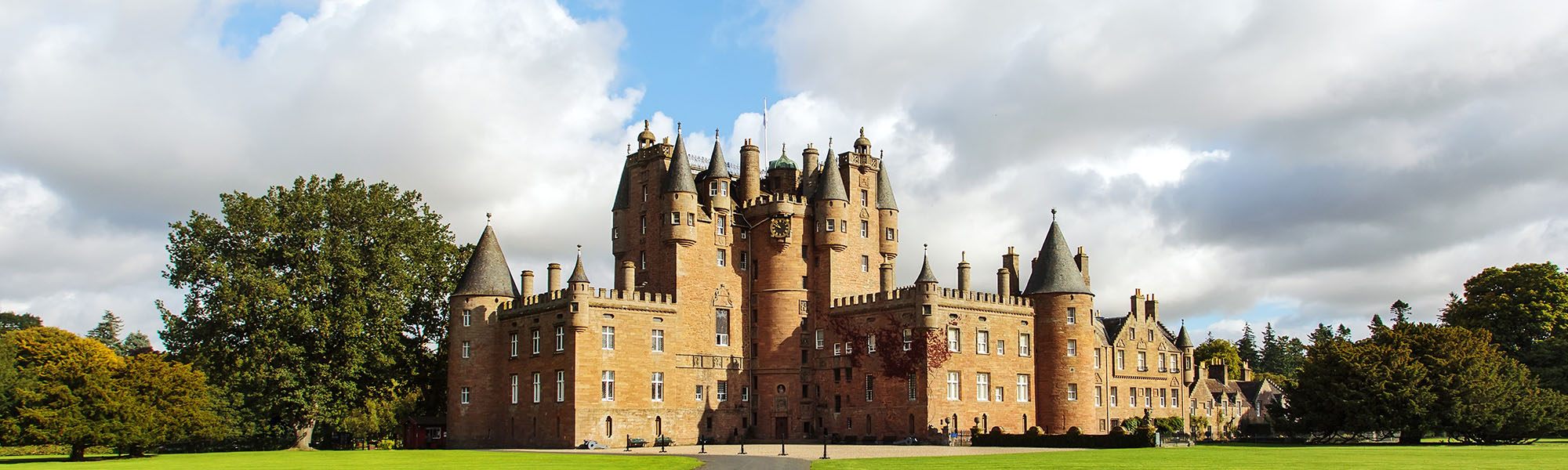 Tour Regal Scotland, Glamis Castle, Royal Yacht & Edinburgh Just Go
