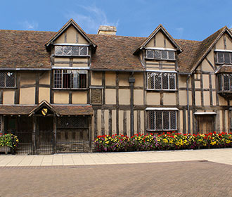 Christmastime in Stratford-upon-Avon & the Cotswolds